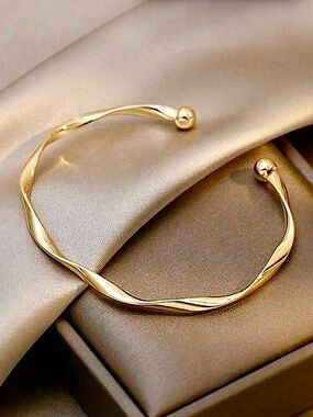 TWISTED WAVY ADJUSTABLE CUFF BRACELET IN GOLD - BRAND NEW